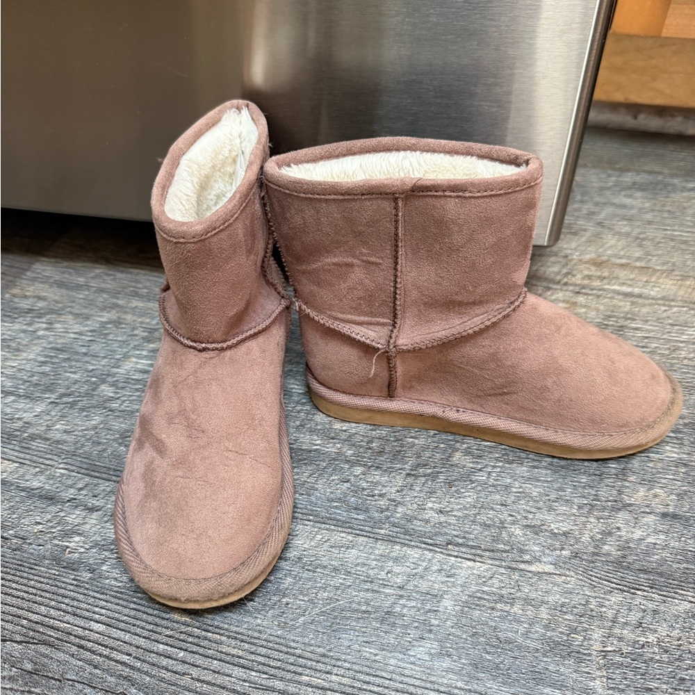 Old Navy Kids Boots in Tan Suede